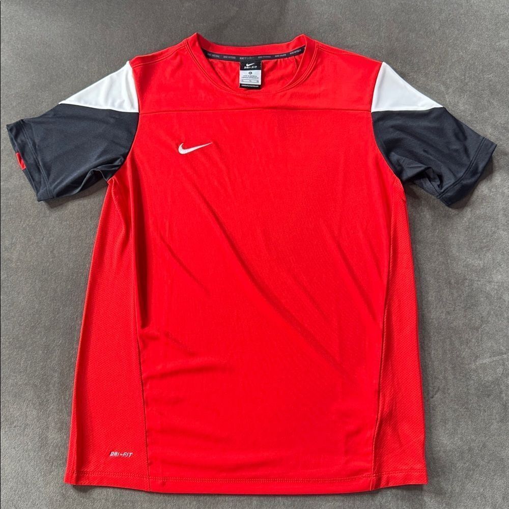 Nike Boys Youth Squad 14 Workout Top Short Sleeve Dri-Fit Crew Neck Size XL NWOT